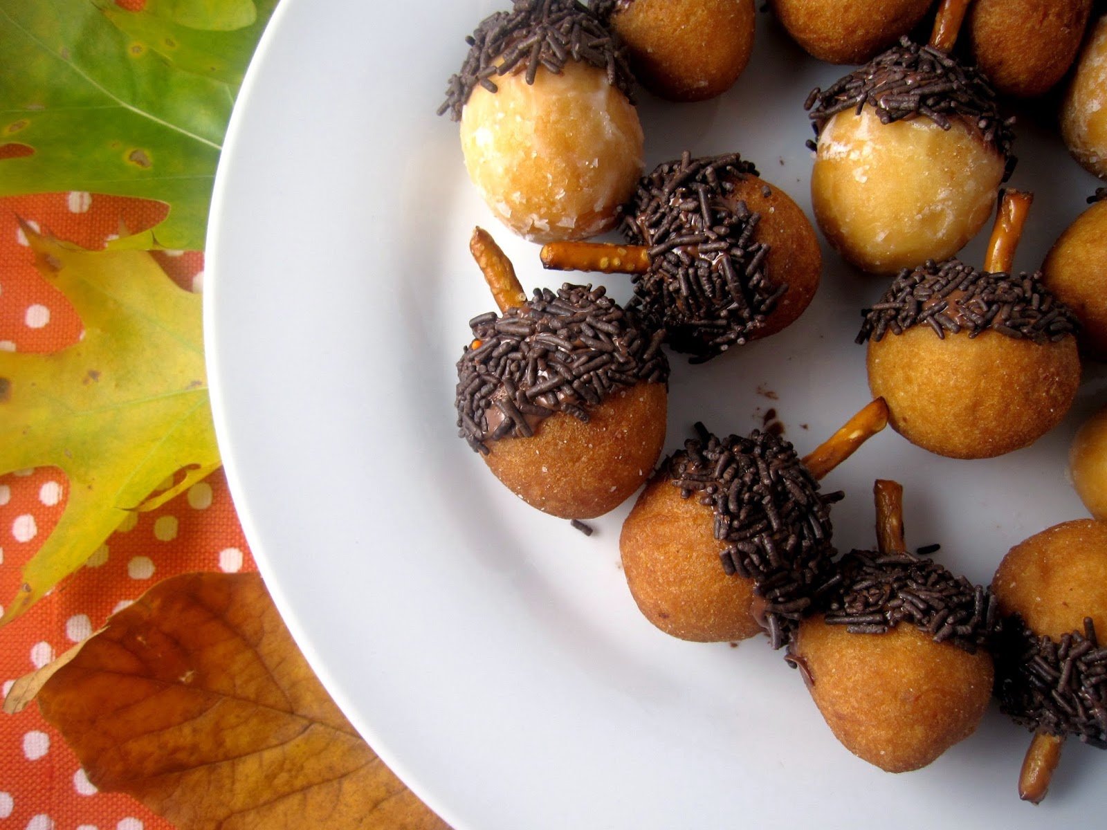 These Easy Acorn Doughnut Holes can be made in 5 minutes! All you need are doughnunt holes, pretzels, Nutella and brown sprinkles to make this recipe.
