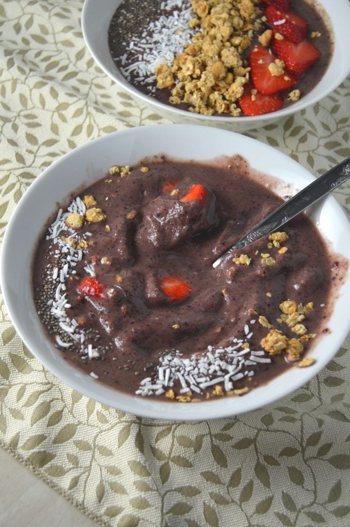 Stay cool this summer with this strawberry and blueberry smoothie bowl! "Green" smoothie bowl that is gluten free and can be made vegan.