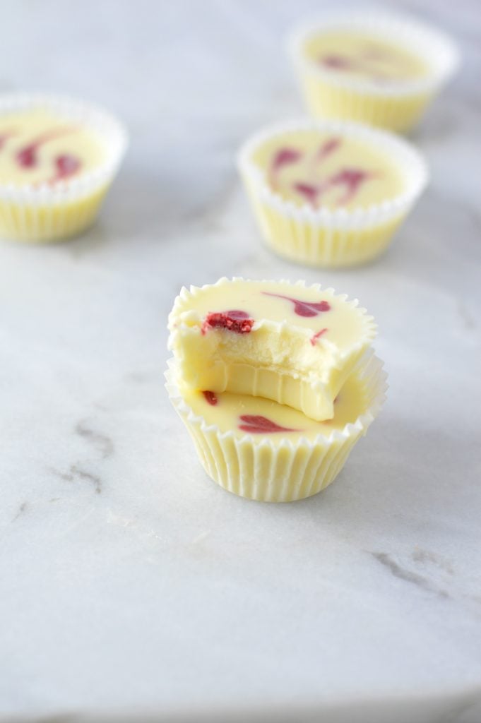 Super easy to make Valentine's Day Mini White Chocolate Cups recipe. The perfect dessert to make for your loved one, for your friends or as a treat for yourself.