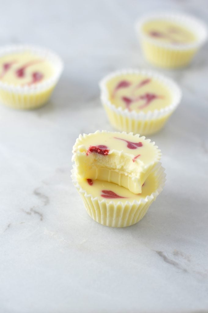 Super easy to make Valentine's Day Mini White Chocolate Cups recipe. The perfect dessert to make for your loved one, for your friends or as a treat for yourself.